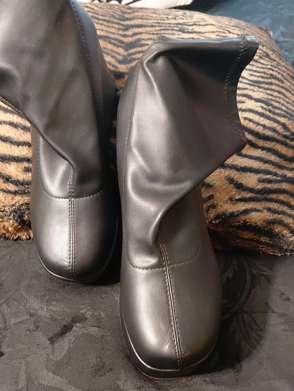 SODA size 11 Black Wedge Plateform Ankle Boots - Easy Pull On Euc